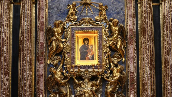 Esa imagen corresponde al ícono de la Salus Populi Romani (“Salvación del Pueblo Romano”), una de las más antiguas y veneradas representaciones de la Santísima Virgen María con el Niño Jesús, que según una piadosa tradición fue pintada por San Lucas Evangelista.

El ícono se encuentra actualmente en la Basílica de Santa María la Mayor, en Roma, y es considerado un tesoro espiritual de la Cristiandad. A lo largo de los siglos, los Papas han tenido una profunda devoción a esta imagen: San Pío V oró ante ella antes de la batalla de Lepanto,