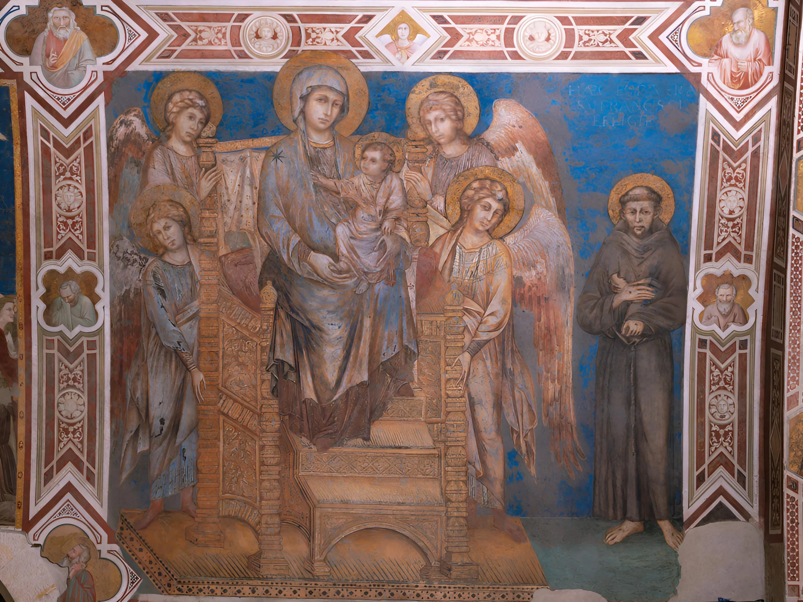Esta importante obra de arte es conocida como la "Majestad de Asís" (Maestà di Assisi) y fue realizada por el pintor italiano Cenni di Pepo, más conocido con el pseudónimo "Cimabue".